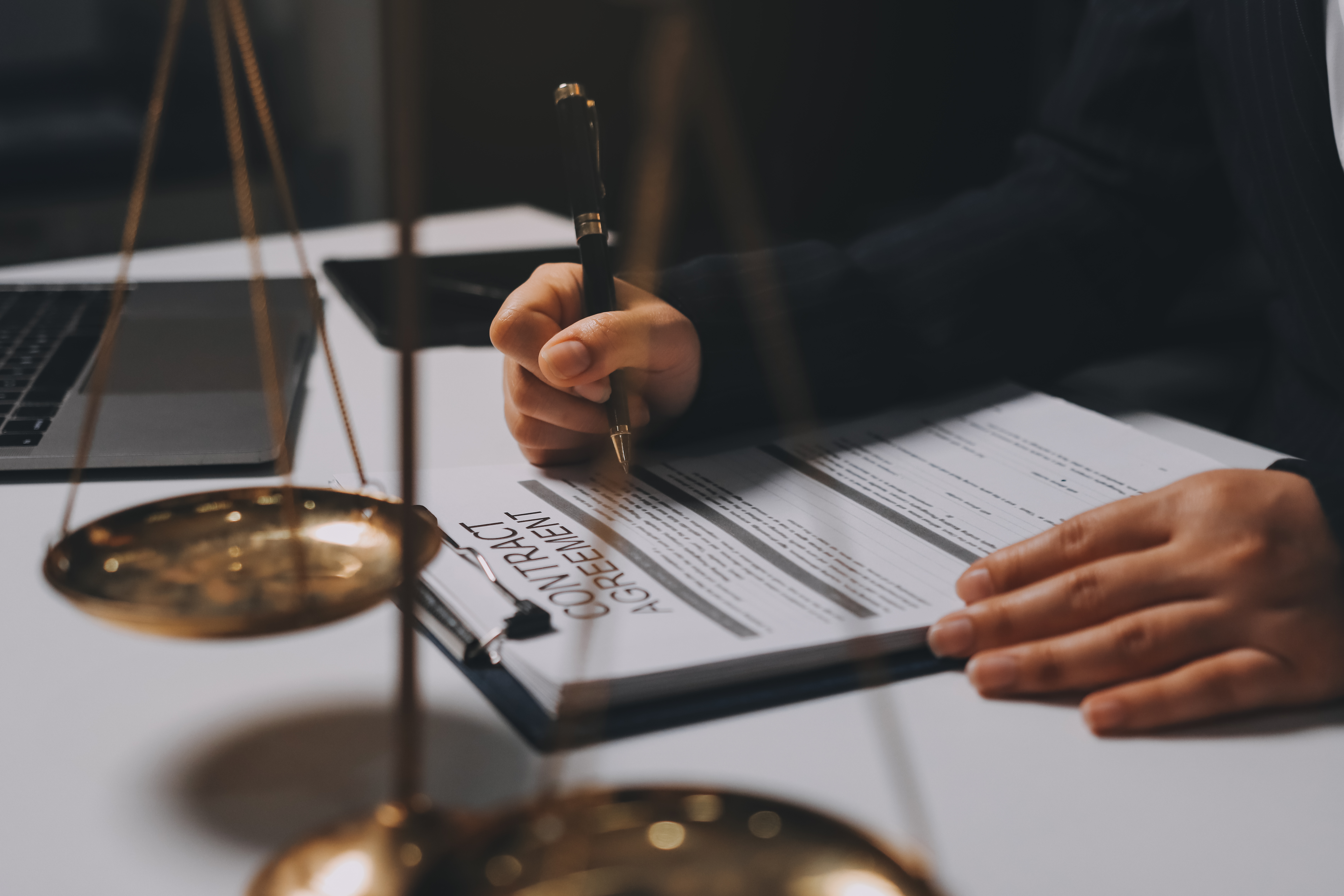 İdari İşlemlerde Yürütmenin Durdurulması Kararı Nedir? Şartları ve Hukuki Süreç